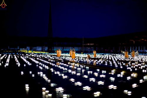 ภาพ No.244213:วันที่ 7 กันยายน พ.ศ. 2568 พิธีจุดประทีป วันครูผู้ค้นพบวิชชาธรรมกาย ณ ลานธรรมฯ และวิหารคด วัดพระธรรมกาย