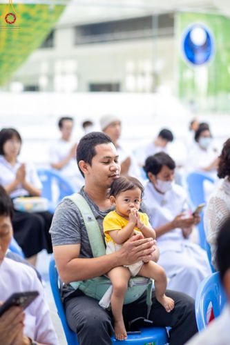 ภาพ No.122872:พิธีสวดพระพุทธมนต์ พิธีทอดผ้าบังสุกุล และพิธีถวายภัตตาหาร เป็นสังฆทานแด่พระภิกษุ สามเณร เนื่องในวันมหาปูชนียาจารย์ วันเสาร์ที่ 3 กุมภาพันธ์ พ.ศ. 2567 ณ หอฉันคุณยายอาจารย์ฯ วัดพระธรรมกาย