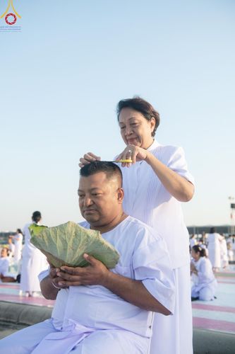 ภาพ No.180000:พิธีปลงผมนาคธรรมทายาท ในโครงการอุปสมบทหมู่ บูชาธรรมมหาปูชนียาจารย์ (ศูนย์อบรมวัดพระธรรมกาย) วันที่ 1 ธันวาคม พ.ศ. 2567 ณ ลานธรรมหารัตนวิหารคด วัดพระธรรมกาย จ.ปทุมธานี