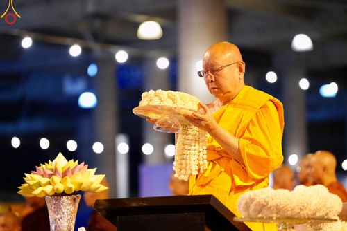 ภาพ No.59883:คณะสงฆ์และสาธุชนร่วมใจกัน สวดมนต์บทธัมมจักกัปปวัตนสูตร ครบ 6,315,808,080 จบ และจุดประทีปแปรอักษร ถวายเป็นพุทธบูชา เนื่องในวาระ "ฉลองอายุวัฒนมงคล 80 ปี หลวงพ่อธัมมชโย" ณ ลานธรรม มหารัตนวิหารคด วัดพระธรรมกาย