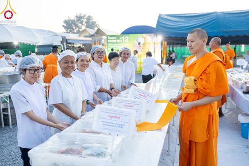 ภาพ No.108093:พิธีถวายภัตตาหารเป็นสังฆทาน แด่คณะพระธรรมยาตราฯ ในโครงการธรรมยาตรากตัญญูบูชา มหาปูชนียาจารย์ พระมงคลเทพมุนี(สด จนฺทสโร) พระผู้ปราบมาร อนุสรณ์สถาน 7 แห่ง ปีที่ 12 วันที่ 8 มกราคม พ.ศ. 2567 ณ อนุสรณ์สถานมหาวิหารพระมงคลเทพมุนี (โลตัสแลนด์) อ.สองพี่น้อง จ.สุ