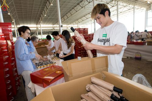 ภาพ No.212261:วันพุธที่ 19 มีนาคม พ.ศ. 2568 การบรรจุไทยธรรมลงกล่องสำเร็จ 43,500 กล่อง เพื่อถวายแด่พระสังฆาธิการ 40,000 กว่าวัดทั่วไทย ในวันคุ้มครองโลก 22 เมษายน พ.ศ. 2568 ณ บ้านแก้วเรือนทองคุณยายฯ วัดพระธรรมกาย