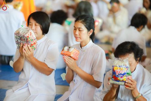 ภาพ No.143398:พิธีตักบาตร ข้าวสารอาหารแห้ง ณ บ้านแก้วเรือนทองคุณยายฯ และ พิธีบูชาข้าวพระ  ณ สภาธรรมกายสากล วัดพระธรรมกาย วันอาทิตย์ที่ 7 กรกฎาคม พ.ศ. 2567