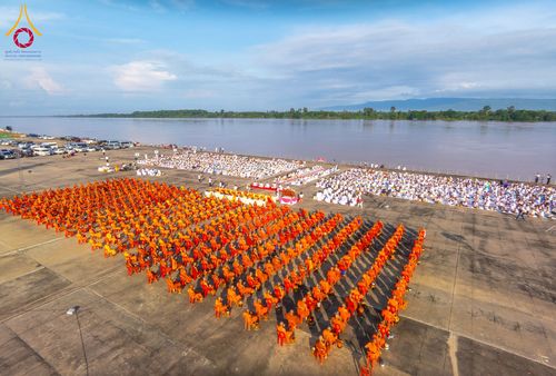 ภาพ No.250545:วันพุธที่ 8 ตุลาคม พ.ศ. 2568 พิธีตักบาตรเทโวโรหณะ ณ ลานธรรมปทุมรัตน์ธรรมเจดีย์ พุทธอุทยานนานาชาติ อ.โพนพิสัย จ.หนองคาย