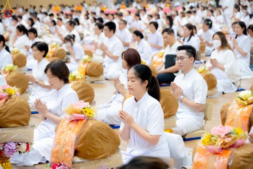 ภาพ No.180817:พิธีถวายภัตตาหารเมนูสวรรค์ และพิธีถวายอุปกรณ์กันหนาว แด่คณะพระภิกษุสามเณรวัดพระธรรมกาย วันอาทิตย์ที่ 8 ธันวาคม พ.ศ.2567 ณ สภาธรรมกายสากล วัดพระธรรมกาย