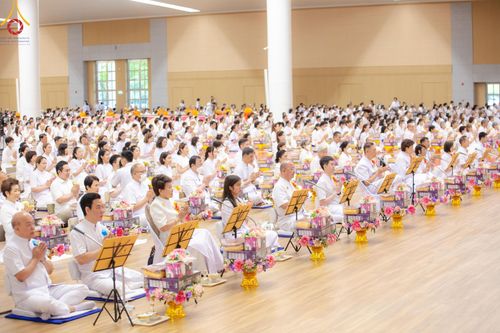 ภาพ No.145240:พิธีถวายผ้าอาบน้ำฝนและประทีปโคมไฟ ณ สภาธรรมกายสากล วัดพระธรรมกาย วันเสาร์ที่ 20 กรกฎาคม พ.ศ. 2567