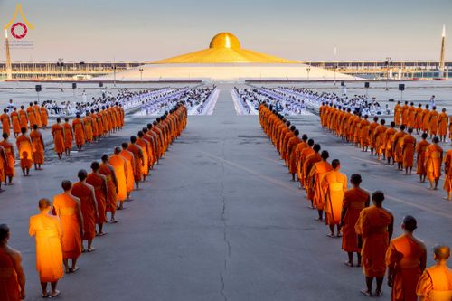 ภาพ No.274754:วันอาทิตย์ที่ 30 พฤศจิกายน พ.ศ. 2568 พิธีปลงผม โครงการอุปสมบทบูชาธรรมมหาปูชนียาจารย์ ปี 2568 ณ ลานธรรมพระมหาธรรมกายเจดีย์ ฝั่งทิศตะวันตก ระหว่างวิหารคดหมายเลข 8 และ 9 วัดพระธรรมกาย