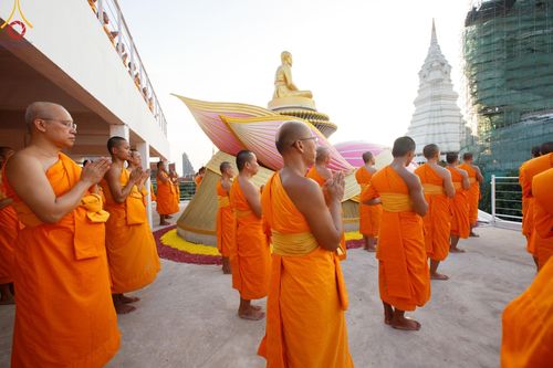 ภาพ No.201305:พระธรรมยาตราปฏิบัติธรรม และถ่ายภาพหมู่ประวัติศาสตร์ ณ อาคารธรรมยาตรา กตัญญูบูชามหาปูชนียาจารย์  ตรงข้ามวัดปากน้ำภาษีเจริญ จ.กรุงเทพมหานคร ในโครงการธรรมยาตรา กตัญญูบูชา มหาปูชนียาจารย์ พระมงคลเทพมุนี(สด จนฺทสโร) พระผู้ปราบมาร อนุสรณ์สถาน 7 แห่ง ปีที่ 13