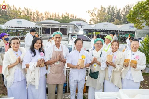 ภาพ No.190470:สาธุชนถวายภัตตาหารเป็นสังฆทาน แด่พระธรรมยาตรา ณ อนุสรณ์สถานมหาวิหารพระมงคลเทพมุนี (โลตัสแลนด์) อ.สองพี่น้อง จ.สุพรรณบุรี ในโครงการธรรมยาตรา กตัญญูบูชา มหาปูชนียาจารย์ พระมงคลเทพมุนี(สด จนฺทสโร) พระผู้ปราบมาร แห่ง ปีที่ 13 วันที่ 7 มกราคม พ.ศ.2568