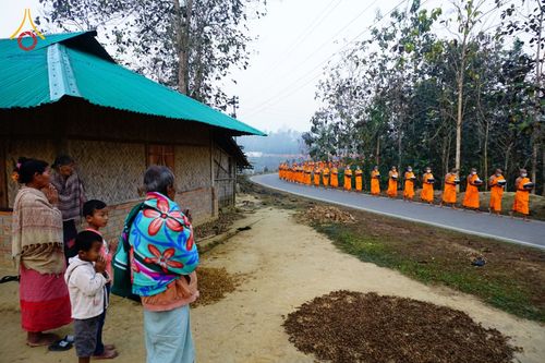 ภาพ No.76388:คณะสงฆ์และสามเณรบิณฑบาต ประเทศบังกลาเทศ วันที่ 11 กุมภาพันธ์ พ.ศ. 2566