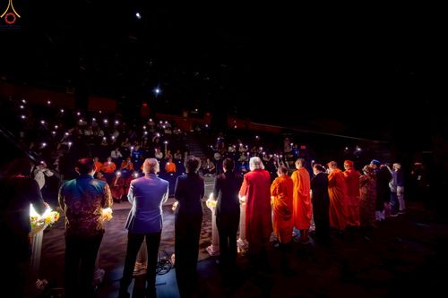 ภาพ No.249772:วันอาทิตย์ที่ 28 กันยายน พ.ศ. 2568 การปฏิบัติธรรมบูชาธรรม 108 ปี แห่งการบรรลุธรรมของหลวงปู่วัดปากน้ำ ได้จุดประทีปสันติภาพไปทั่วโลก และได้ร่วมเสวนาทางปัญญา เพื่อการขยายพระพุทธศาสนาวิชชาธรรมกายไปทั่วโลก  ในงาน HTC Newyork USA