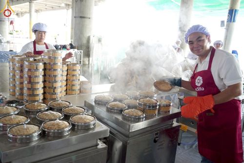 ภาพ No.219408:วันอังคารที่ 22 เมษายน พ.ศ. 2568 พิธีมอบปัจจัยช่วยเหลือครู 4 จังหวัดชายแดนภาคใต้ , พิธีกล่าวคำถวายอุปกรณ์ เพื่อเตรียมการต้อนรับคณะสงฆ์ฯ , พิธีกล่าวคำถวายภัตตาหารเป็นสังฆทาน , คณะสงฆ์ฉันภัตตาหารเพล  เนื่องในวันคุ้มครองโลก พิธีถวายมหาสังฆทานแด่คณะสงฆ์