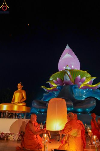 ภาพ No.175951:พิธีจุดประทีปโคมลาน, โคมลอยและลอยกระทง ถวายประทีปเป็นพุทธบูชา สร้างความสว่างไสวให้กับแผ่นดินด้วยแสงธรรม วันที่ 15 พฤศจิกายน พ.ศ. 2567 ณ พุทธอุทยานนานาชาติ อ.โพนพิสัย จ.หนองคาย