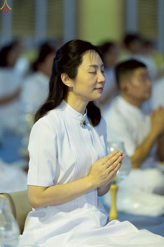 ภาพ No.223966:วันวิสาขบูชา วันอาทิตย์ที่ 11 พฤษภาคม พ.ศ. 2568 พิธีจุดวิสาขประทีป ,  พิธีเวียนประทักษิณรอบพระมหาธรรมกายเจดีย์ , พิธีฉลองชัยสวดมนต์บทธัมมจักกัปปวัตตนสูตร ครบ 7,357,000,000 จบ ณ มหารัตนวิหารคด วัดพระธรรมกาย