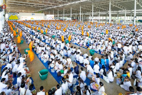 ภาพ No.89452:พิธีตักบาตร ข้าวสารอาหารแห้ง พิธีบูชาข้าวพระ และพิธีจุดเทียนใจ ไฟนิรันดร์  อนันตชัย ณ สภาธรรมกายสากล วัดพระธรรมกาย วันอาทิตย์ที่ 1 ตุลาคม พ.ศ. 2566