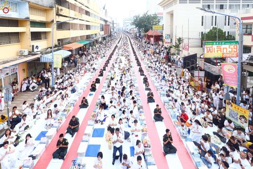 ภาพ No.236933:วันอาทิตย์ที่ 10 สิงหาคม พ.ศ. 2568 มหาสังฆทานครั้งยิ่งใหญ่ ตักบาตรพระ 10,000 รูป ถ.นิพัทธ์อุทิศ 3 ใจกลางนครหาดใหญ่ จ.สงขลา