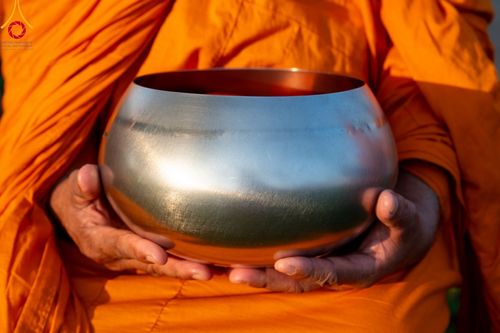 ภาพ No.101823:ตักบาตรพระ 10,000 รูป เติมบุญให้แผ่นดิน เนื่องในโอกาส 192 ปี จังหวัดกาญจนบุรี หนึ่งในโครงการตักบาตรพระ 2,000,000 รูป  77 จังหวัดทุกวัดทั่วไทย วันจันทร์ที่ 11 ธันวาคม พ.ศ. 2566 บริเวณถนนสองแคว (SKY WALK) เมืองกาญจนบุรี