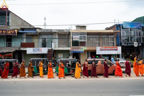 ภาพ No.139418:พิธีตักบาตรรอบเมืองดัมบุลล่า เทศกาลวิสาขบูชาแห่งชาติ ศรีลังกา เมื่อวันที่ 16 พฤษภาคมที่ผ่านมา คณะสงฆ์จากวัดพระธรรมกาย และคณะพระภิกษุสามเณรศรีลังกา ในโครงการสยาม-ลังกา ธรรมยาตรา ฉลองเทศกาลวิสาขบูชาแห่งชาติ ศรีลังกา บูชาธรรม 80 ปีหลวงพ่อธัมมชโย