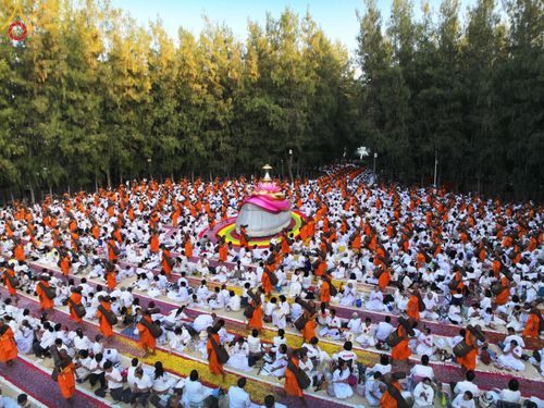 ภาพ No.188764:พิธีต้อนรับพระธรรมยาตรา ในโครงการธรรมยาตรา กตัญญูบูชา มหาปูชนียาจารย์ พระมงคลเทพมุนี(สด จนฺทสโร) พระผู้ปราบมาร อนุสรณ์สถาน 7 แห่ง ปีที่ 13 วันที่ 3 มกราคม พ.ศ. 2568 ณ อนุสรณ์สถานมหาวิหารพระมงคลเทพมุนี (โลตัสแลนด์) อ.สองพี่น้อง จ.สุพรรณบุรี