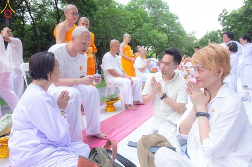 ภาพ No.143884:พิธีตัดปอยผม โครงการอุปสมบทหมู่ พระธรรมทายาทนานาชาติ (ภาษาจีน) รุ่นที่ 19 วันอาทิตย์ที่ 7 กรกฎาคม พ.ศ. 2567 ณ สนามหญ้า หน้าบ้านแก้วอาสาสมัคร วัดพระธรรมกาย