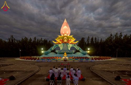 ภาพ No.266107:วันพุธที่ 5 พฤศจิกายน พ.ศ. 2568 (วันพระ ขึ้น 15 ค่ำ เดือน 12) พิธีจุดประทีปโคมลาน, โคมลอย และลอยกระทง ถวายประทีปเป็นพุทธบูชา สร้างความสว่างไสวให้กับแผ่นดินด้วยแสงธรรม ณ พุทธอุทยานนานาชาติ จังหวัดหนองคาย