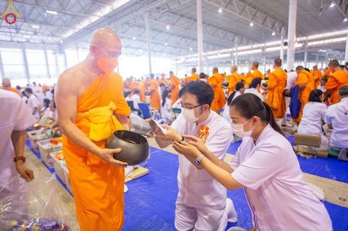 ภาพ No.123023:พิธีตักบาตร และพิธีบูชาข้าวพระ ในวันอาทิตย์ต้นเดือนที่ 4 กุมภาพันธ์ พ.ศ. 2567 ณ วัดพระธรรมกาย จ.ปทุมธานี