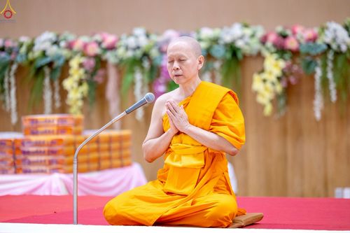 ภาพ No.245921:วันเสาร์ที่ 13 กันยายน พ.ศ. 2568 พิธีมอบผ้าไตรประธานกฐินสัมฤทธิ์เด็กดี V-Star ณ สภาธรรมกายสากล วัดพระธรรมกาย