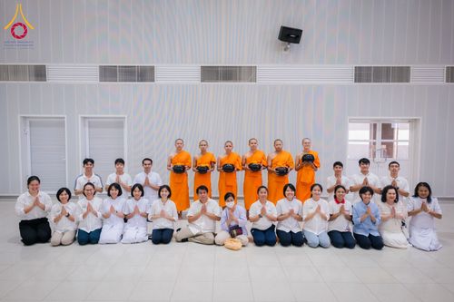 ภาพ No.60780:พิธีตักบาตรพระภิกษุสามเณร ธรรมทายาทระดับอุดมศึกษา วันเสาร์ที่ 20 เมษายน พ.ศ. 2567 ณ ห้องปฎิบัติธรรม ชั้นลอย มหารัตนวิหารคด 13 วัดพระธรรมกาย จ.ปทุมธานี