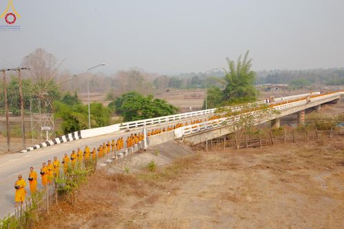 ภาพ No.136986:Photo Story  มหัศจรรย์วัดดงดินแดง Episode 5 กิจกรรมถ่ายภาพหมู่ประวัติศาสตร์ และตักบาตรฉลองพระ-เณรกว่า 500 รูป วันที่ 6 เมษายน พ.ศ. 2567