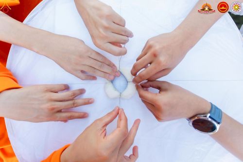 ภาพ No.224745:วันที่ 11 -12 พฤษภาคม พ.ศ. 2568 คณะพระอาจารย์ เจ้าหน้าที่ อาสาสมัคร นักศึกษา ทั้งชาวอินโดนีเซีย และชาวไทย ร่วมแรงร่วมใจ เตรียมงาน เก็บงาน ในวันวิสาขบูชา ณ พระมหาเจดีย์บรมพุทโธ ประเทศอินโดนีเซีย