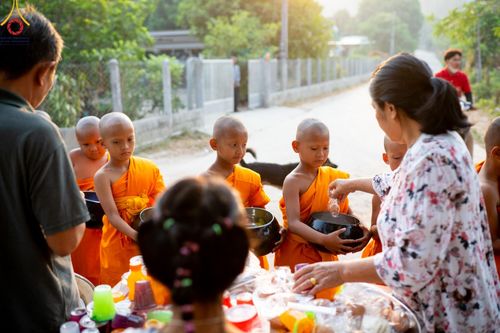 ภาพ No.62255:Photo Story  มหัศจรรย์วัดดงดินแดง Episode 4 กิจกรรมตักบาตรฉลองพระ-เณรกว่า 500 รูป