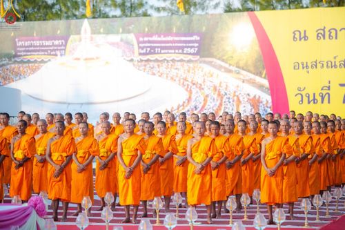 ภาพ No.192648:พิธีจุดประทีปถวายเป็นพุทธบูชา และบูชาธรรมมหาปูชนียาจารย์ ณ อนุสรณ์สถานคลองบางนางแท่น อ.สามพราน จ.นครปฐม ในโครงการธรรมยาตรา กตัญญูบูชา มหาปูชนียาจารย์ พระมงคลเทพมุนี(สด จนฺทสโร) พระผู้ปราบมาร อนุสรณ์สถาน 7 แห่ง ปีที่ 13 วันที่ 10 มกราคม พ.ศ. 2568