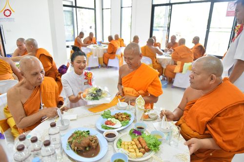 ภาพ No.132474:พิธีถวายมหาสังฆทานจันทบุรี 132 วัด บูชาธรรม 80 ปี หลวงพ่อธัมมชโย วันจันทร์ที่ 25 มีนาคม พ.ศ. 2567 ณ ศูนย์ปฏิบัติธรรมจันทบุรี