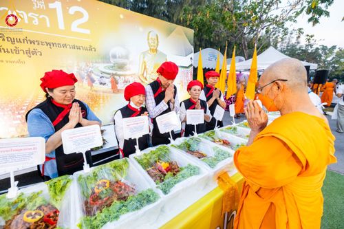 ภาพ No.110694:พิธีถวายภัตตาหารเป็นสังฆทาน แด่คณะพระธรรมยาตราฯ ในโครงการธรรมยาตรากตัญญูบูชา มหาปูชนียาจารย์ พระมงคลเทพมุนี(สด จนฺทสโร) พระผู้ปราบมาร อนุสรณ์สถาน 7 แห่ง ปีที่ 12 วันที่ 12 มกราคม พ.ศ. 2567 ณ อนุสรณ์สถานมหาวิหารพระมงคลเทพมุนี(โลตัสแลนด์) อ.สองพี่น้อง จ.สุ