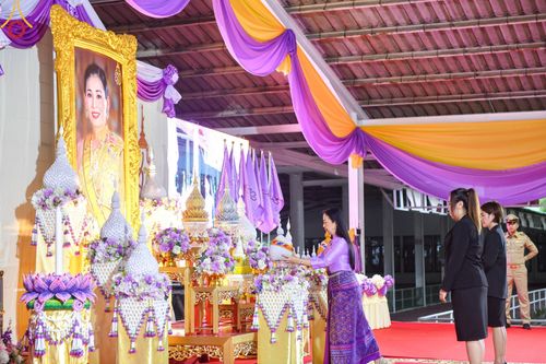 ภาพ No.138966:กิจกรรมเฉลิมพระเกียรติ สมเด็จพระนางเจ้าฯ พระบรมราชินี เนื่องในโอกาสวันเฉลิมพระชนมพรรษา พิธีเจริญพระพุทธมนต์ , ทำบุญตักบาตรพระสงฆ์ ถวายพระราชกุศล , พิธีถวายเครื่องราชสักการะ , และพิธีจุดเทียนถวายพระพรชัยมงคล วันที่ 3 มิถุนายน พ.ศ. 2567 ณ อาคารโถงช้าง วัดพ