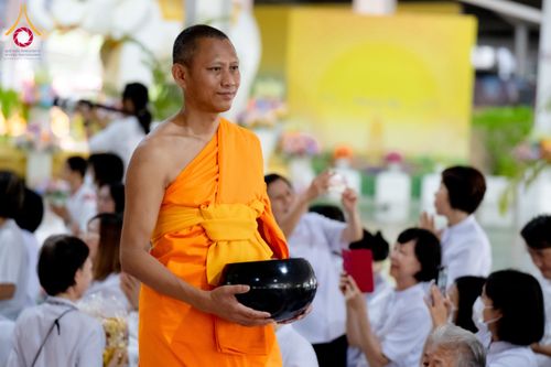 ภาพ No.61262:พิธีตักบาตรฉลองพระใหม่ รุ่นบูชาธรรมโครงการ 1-2 โครงการบรรพชาอุปสมบทหมู่ธรรมทายาท บูชาธรรมหลวงพ่อธัมมชโย 80 ปี ณ โถงช้างสำนักงานใหญ่ วัดพระธรรมกาย วันที่ 20 เมษายน พ.ศ. 2567