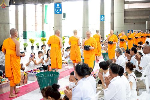 ภาพ No.235323:วันที่ 27 กรกฎาคม พ.ศ. 2568 พิธีตักบาตรฉลองพระใหม่ โครงการบรรพชาและอุปสมบทมู่รุ่นเข้าพรรษา ณ วัดพระธรรมกาย