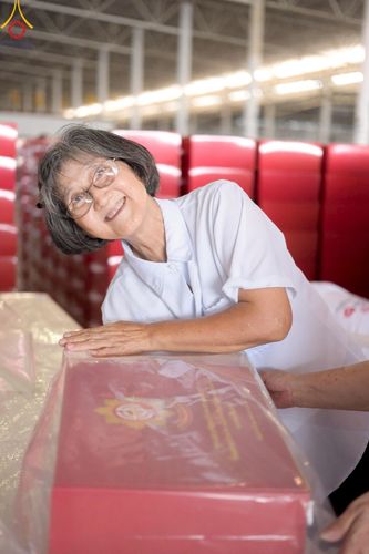 ภาพ No.214338:วันที่ 29 มีนาคม พ.ศ.2568 กิจกรรมใส่ถุงซิปกล่องไทยธรรม เพื่อรักษาความประณีตของกล่องไทยธรรม ในทุกสภาพอากาศ ณ บ้านแก้วเรือนทองคุณยาย วัดพระธรรมกาย