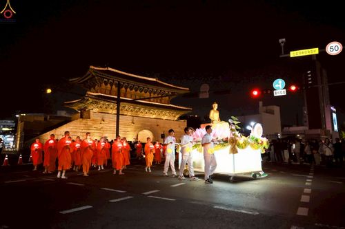 ภาพ No.229562:วันเสาร์ที่ 26 เมษายน พ.ศ. 2568 คณะพระภิกษุสามเณรในโครงการบรรพชาหมู่ 81 รูป  วัดภาวนาโซล ประเทศเกาหลีใต้ ได้ร่วมกับคณะสาธุชนคนไทยในเกาหลีใต้  ร่วมกันเดินขบวนอัญเชิญโคมดอกบัว  เพื่อบูชาแด่องค์สมเด็จพระสัมมาสัมพุทธเจ้า  ในงานเทศกาลวิสาขบูชานานาชาติ ประจำปี