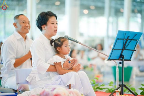 ภาพ No.151003:พิธีตักบาตร ในวันอาทิตย์ต้นเดือน วันที่ 1 กันยายน พ.ศ. 2567 ณ สภาธรรมกายสากล วัดพระธรรมกาย