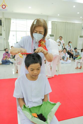 ภาพ No.216191:วันเสาร์ที่ 5 เมษายน พ.ศ. 2568 พิธีตัดปอยผม พิธีขอขมาผู้ปกครอง พิธีขอขมามอบผ้าไตร พิธีบรรพชา พิธีถวายบาตรสามเณร ณ ศูนย์ปฏิบัติธรรมและศูนย์อบรมเยาวชนเพชรบุรี ต.ท่าแลง อ.ท่ายาง จ.เพชรบุรี