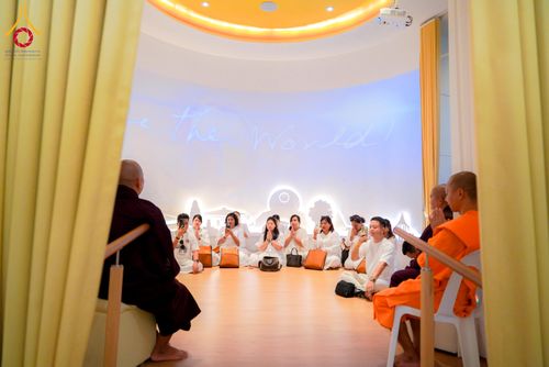 ภาพ No.327708:วันที่ 1-6 พฤษภาคม พ.ศ.2569 ต้อนรับชาวต่างชาติ พระภิกษุ คณะชาวเมียนมาร์  อุบาสิกาชาวอินเดีย เยี่ยมชมวัดพระธรรมกายและสักการะพระมหาธรรมกายเจดีย์