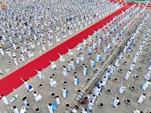 ภาพ No.90117:พิธีปลูกทรัพย์บานชื่น  เนื่องใน 139 ปี วันคล้ายวันเกิดด้วยรูปกายเนื้อ พระมงคลเทพมุนี (สด จนฺทสโร) พระผู้ปราบมาร วันอังคารที่ 10 ตุลาคม พ.ศ. 2566 ณ วัดพระธรรมกาย จ.ปทุมธานี