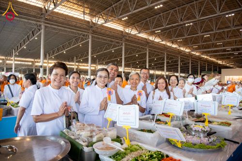 ภาพ No.287326:วันที่ 3 มกราคม พ.ศ.2569 พิธีถวายภัตตาหารเป็นสังฆทาน แด่พระธรรมยาตรา ณ วัดพระธรรมกาย  จังหวัดปทุมธานี ในโครงการธรรมยาตรา กตัญญูบูชา มหาปูชนียาจารย์ พระมงคลเทพมุนี(สด จนฺทสโร) พระผู้ปราบมาร อนุสรณ์สถาน 7 แห่ง ปีที่ 14