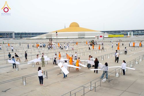 ภาพ No.326296:วันที่ 26 -27 เมษาบน พ.ศ.2569 การเก็บงานแผ่นหน้าโต๊ะที่ลานธรรม งานถวายมหาสังฆทาน 40,000 กว่าวัดทั่วประเทศ ณ ลานธรรม วัดพระธรรมกาย