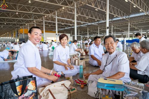 ภาพ No.81525:พิธีตักบาตร ข้าวสารอาหารแห้ง และพิธีบูชาข้าวพระ ณ สภาธรรมกายสากล วัดพระธรรมกาย วันเสาร์ที่ 3 มิถุนายน 2566
