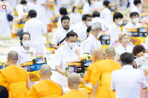 ภาพ No.84506:พิธีถวายผ้าอาบน้ำฝนและประทีปโคมไฟ ในวันอาสาฬหบูชา ณ ห้องแก้วสารพัดนึก 1 วัดพระธรรมกาย วันอังคารที่ 1 สิงหาคม พ.ศ. 2566