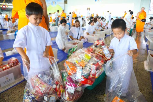 ภาพ No.82994:พิธีตักบาตร ณ บ้านแก้วเรือนทองคุณยายอาจารย์ฯ พิธีบูชาข้าวพระ ณ สภาธรรมกายสากล วัดพระธรรมกาย ในวันอาทิตย์ต้นเดือนที่ 2 ก.ค. พ.ศ.2566