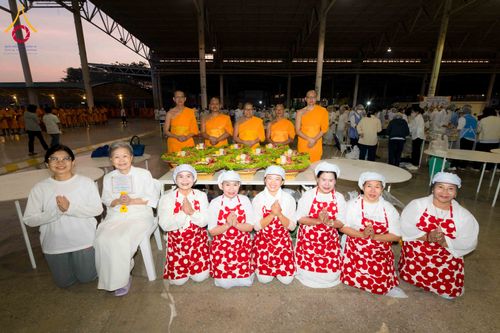 ภาพ No.303788:วันที่ 28 มกราคม พ.ศ. 2569 พิธีถวายภัตตาหารเป็นสังฆทาน แด่พระธรรมยาตรา ณ วัดพระธรรมกาย  จังหวัดปทุมธานี ในโครงการธรรมยาตรา กตัญญูบูชา มหาปูชนียาจารย์ พระมงคลเทพมุนี(สด จนฺทสโร) พระผู้ปราบมาร อนุสรณ์สถาน 7 แห่ง ปีที่ 14