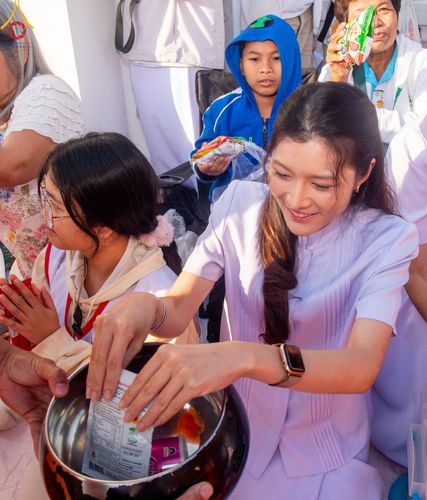 ภาพ No.197866:พิธีตักบาตรพระธรรมยาตรา ณ อนุสรณ์สถานลำดับที่ 4 สถานที่เกิดด้วยกายธรรม วัดโบสถ์(บน) ต.บางคูเวียง จ.นนทบุรี ในโครงการธรรมยาตรา กตัญญูบูชา มหาปูชนียาจารย์ พระมงคลเทพมุนี(สด จนฺทสโร) พระผู้ปราบมาร อนุสรณ์สถาน 7 แห่ง ปีที่ 13 วันที่ 19 มกราคม พ.ศ. 2568